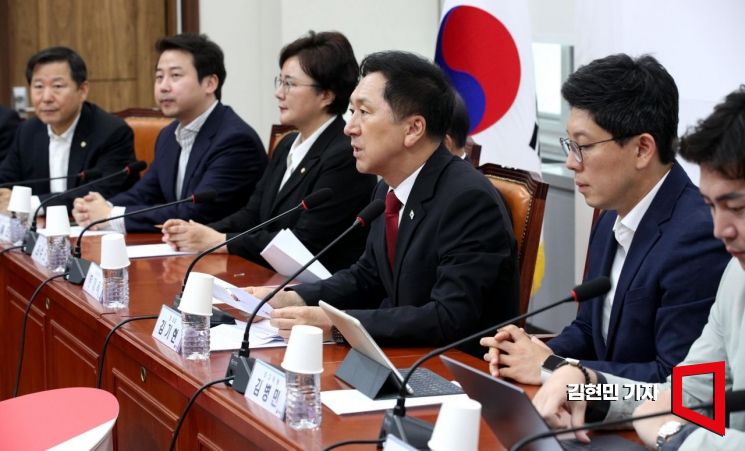 與 "이재명, 권력형 토건비리 주범 무기징역 해당…조국 사태와 닮아"