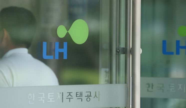 "LH, 377일 무단결근 직원에 급여 8000만원 지급"