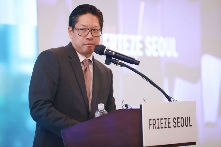 패트릭 리 프리즈서울 디렉터가 17일 서울 중구 웨스틴조선호텔에서 열린 '제22회 키아프 서울(Kiaf SEOUL) X 제2회 프리즈 서울(FRIEZE SEOUL)' 기자간담회에서 전시 소개를 하고 있다. [이미지출처=연합뉴스]