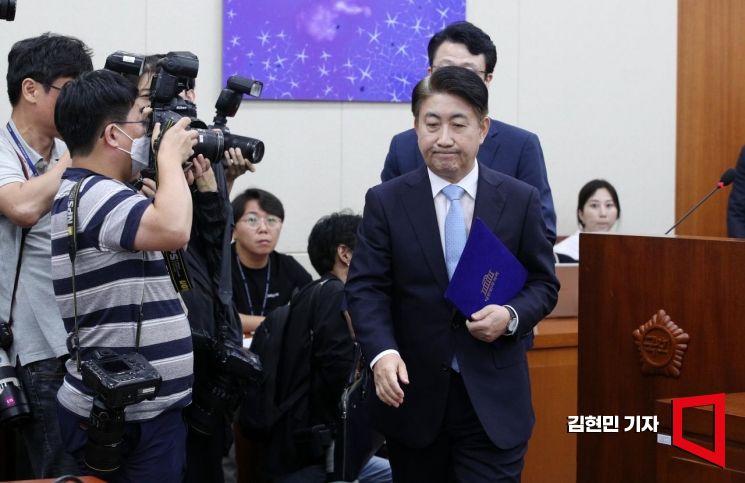 이동관 방송통신위원장 후보자가 18일 국회에서 열린 인사청문회에서 선서문을 제출하기 위해 이동하고 있다. 사진=김현민 기자 kimhyun81@