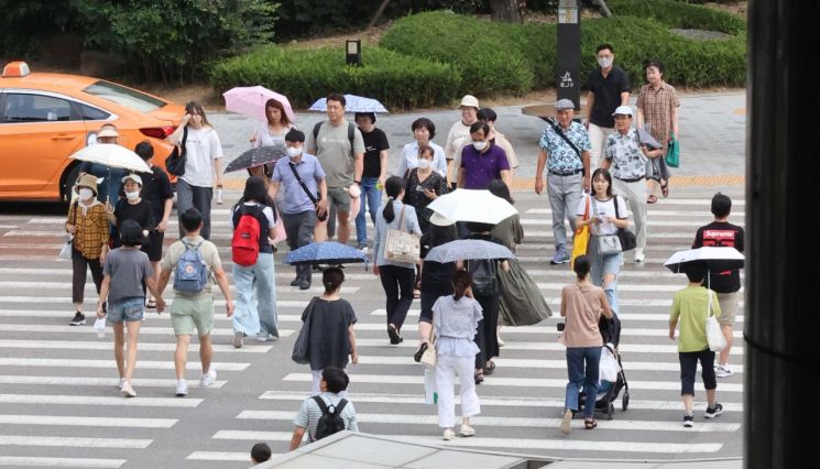 서울 용산역 앞에서 양산을 쓴 시민들이 걸음을 옮기고 있다. [이미지출처=연합뉴스]