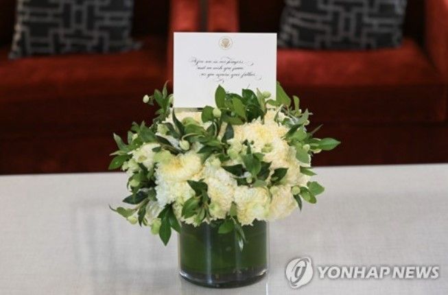 조 바이든 미국 대통령이 초청국 정상으로서 윤석열 대통령 앞으로 고(故) 윤기중 연세대 명예교수를 애도하는 조화를 보냈다고 대통령실이 18일(한국시간) 밝혔다. [사진출처=연합뉴스]