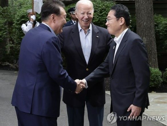 윤석열 대통령과 조 바이든 미국 대통령, 기시다 후미오 일본 총리가 18일(현지시간) 워싱턴DC 인근 미국 대통령 별장인 캠프 데이비드에서 열린 한미일 정상회의를 앞두고 로렐 로지 앞에서 인사를 나누고 있다. [사진출처=연합뉴스]