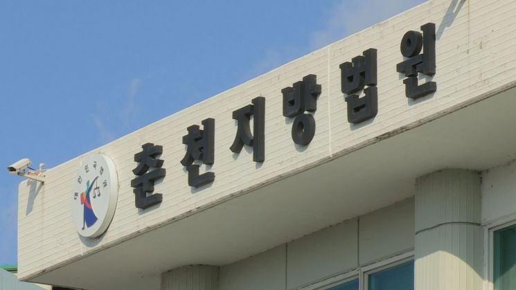 이웃집에 침입해 불법 녹음기를 설치한 40대 남성이 법원으로부터 징역형의 집행유예를 선고받았다. 연합뉴스