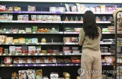 서울의 한 편의점에서 식품을 고르고 있는 소비자 [이미지출처=연합뉴스]