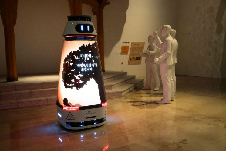 챗GPT 기술이 탑재된 AI 미디어 로봇 '누리'는 독립기념관 내 체험관에서 관람객들을 상대로 독립운동 가상 체험을 돕고 실시간 질의응답을 받는다.