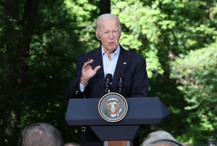 美国总统Joe Biden在18日（当地时间）于华盛顿特区附近的美国总统行宫戴维营举行的韩美日首脑联合记者会上发表讲话。联合通讯社供图