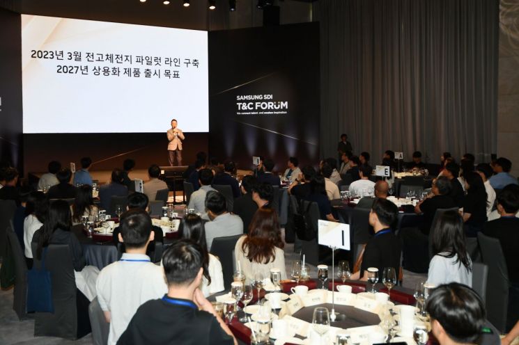 삼성SDI가 18일에 개최한 'Tech & Career Forum'에서 최윤호 사장이 환영사를 발표하고 있다. 사진제공=삼성SDI