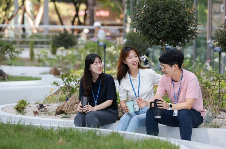 포스코 직원들이 8월 17일 대치동 '포스코 스퀘어가든'에서 휴식을 취하며 담소를 나누고 있다. 포스코홀딩스는 시민을 위한 산책로, 공연장, 야외 갤러리 등으로 구성된 도심 속 복합문화공간  '포스코 스퀘어가든'을 8월 3일 오픈했다. 사진제공=포스코