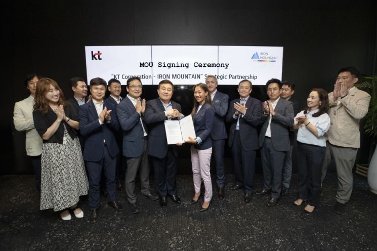 지난 18일 서울 송파구 KT송파타워에서 열린 업무협약식에서 KT AI/DX융합사업부문장 송재호 부사장(왼쪽 7번째)과 아이언마운틴 APAC 비즈니스 총괄 조이스 하우시엔 부사장(왼쪽 8번째)이 기념사진을 촬영하고 있다.