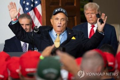 도널드 트럼프 전 미국 대통령(오른쪽)과 루디 줄리아니 전 뉴욕 시장(가운데) [이미지 출처=AFP 연합뉴스]