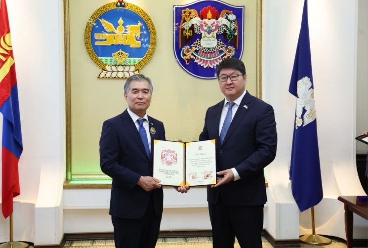 김현기 서울시의회 의장, 몽골 울란바토르 최고 훈장 ‘항가르드’ 받아