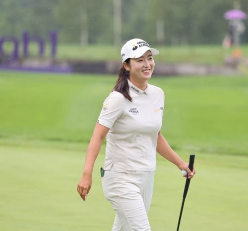 한진선이 하이원리조트 여자오픈에서 우승을 확정지은 뒤 환하게 웃고 있다.[사진제공=KLPGA]