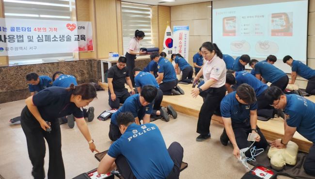 심폐소생술 교육 사진.[사진제공=서구]