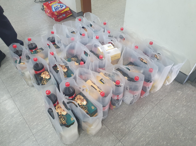 21일 제주특별자치도 소방안전본부는 지난 18일 저녁 익명의 기부자가 제주 서부소방서 한림 119안전센터로 간식 꾸러미를 전달했다고 밝혔다. [제주도 소방안전본부]