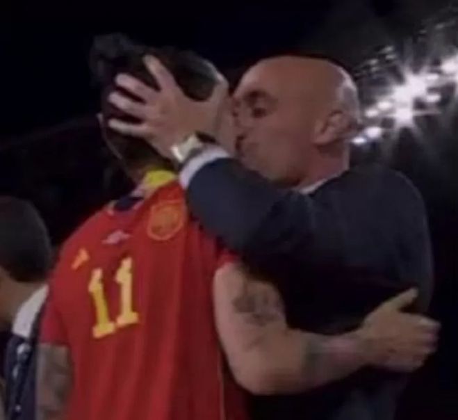 시상식에서 여자 축구 선수에게 강제로 키스하는 루이스 루비알베스 스페인축구협회장. [사진 출처=rtve 중계화면 캡처]