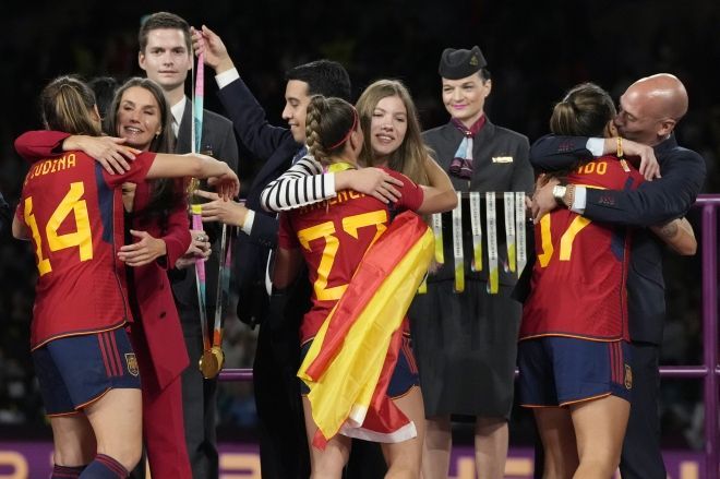 20일 스페인은 호주·뉴질랜드 2023 FIFA 여자월드컵 결승전에서 잉글랜드를 1-0으로 꺾고 사상 최초로 대회 정상에 올랐다. [사진 출처=AP·연합뉴스]