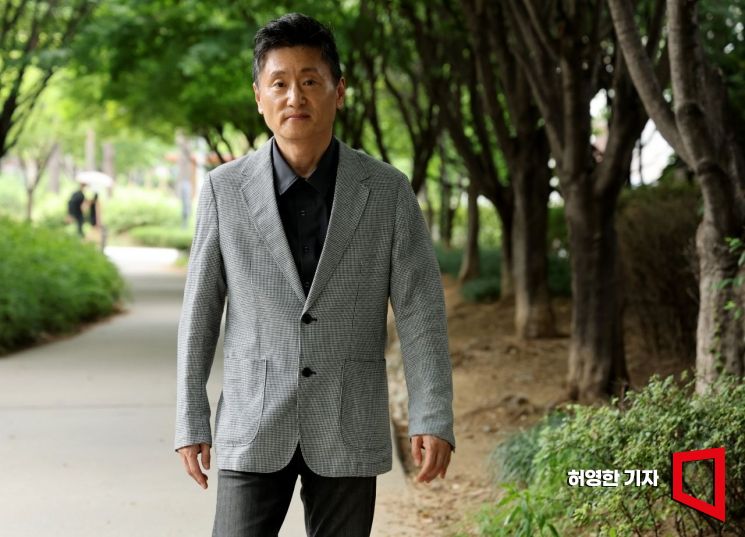 송제용 마포문화재단 대표가 집무실 근처 경의선 숲길을 걷고 있다. 사진=허영한 기자 younghan@