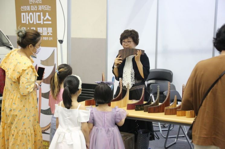 At last year's musical instrument exhibition, visitors are experiencing the event by handling the instruments themselves.