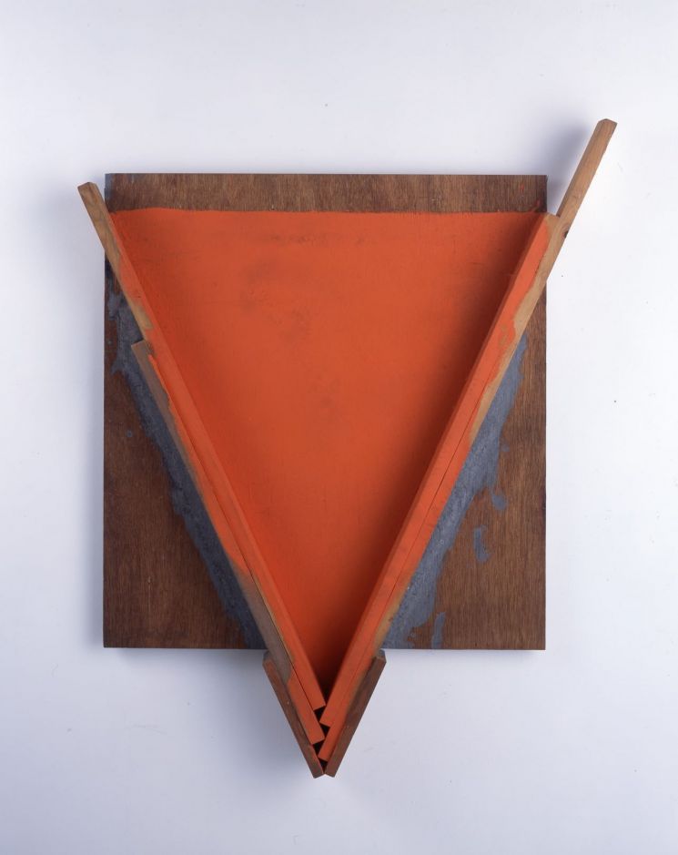 co-edges, Kishio Suga, h.125.5 x w.108.5 x d.12 cm, wood, water base paint, 1992 [사진제공 = 갤러리신라]