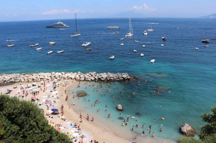 지난 15일 이탈리아 남부 캄파니아주 카프리섬이 인파로 붐비고 있다. [사진출처=EPA·연합뉴스]