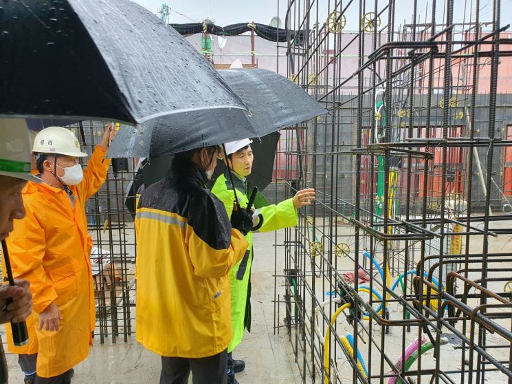용인시 합동점검반이 지역 내 한 아파트 건설현장에서 철근 배근 적정 여부를 확인하고 있다. [사진제공=용인시]