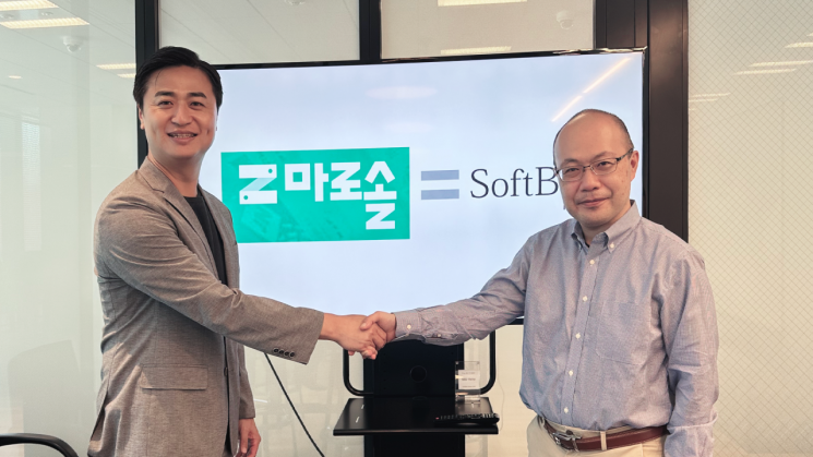 김민교 마로솔 대표(왼쪽)와 켄트 요시다 소프트뱅크로보틱스 CBO가 전략적 제휴를 맺고 악수를 하고 있다.