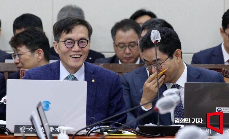 이창양 한국은행 총재와 김창기 국세청장이 22일 국회에서 열린 기획재정위원회 전체회의에서 대화하고 있다. 사진=김현민 기자 kimhyun81@