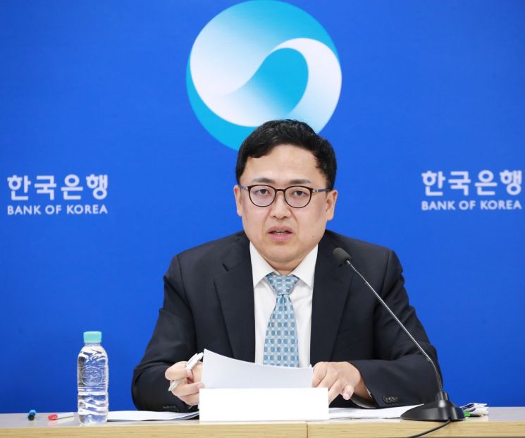 서정석 한국은행 경제통계국 금융통계팀장이 22일 오전 서울 중구 한국은행에서 2023년 2분기 가계신용(잠정)의 주요 특징을 설명하고 있다. (사진제공=한국은행)