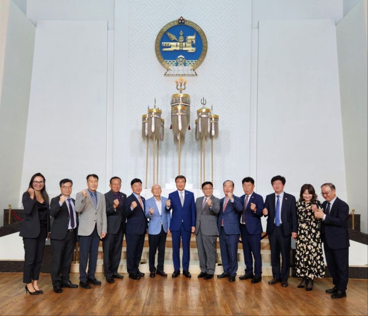 경남정보대 김대식 총장(왼쪽에서 7번째)과 부산지역 기업인으로 구성된 유학생 유치 방문단이 몽골대통령궁에서 기념사진을 촬영하고 있다.