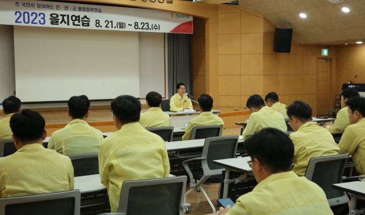 김주양 본부장이 2023 을지연습에서 전시 주요현안과제 토의를 진행하고 있다. [이미지제공=경남농협]