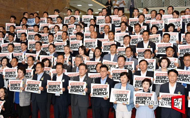 이재명 대표와 박광온 원내대표를 비롯한 더불어민주당 의원들이 22일 국회 로텐더홀 계단에서 열린 후쿠시마 원전오염수 해양방류 규탄대회에서 구호를 외치고 있다. 사진=김현민 기자 kimhyun81@