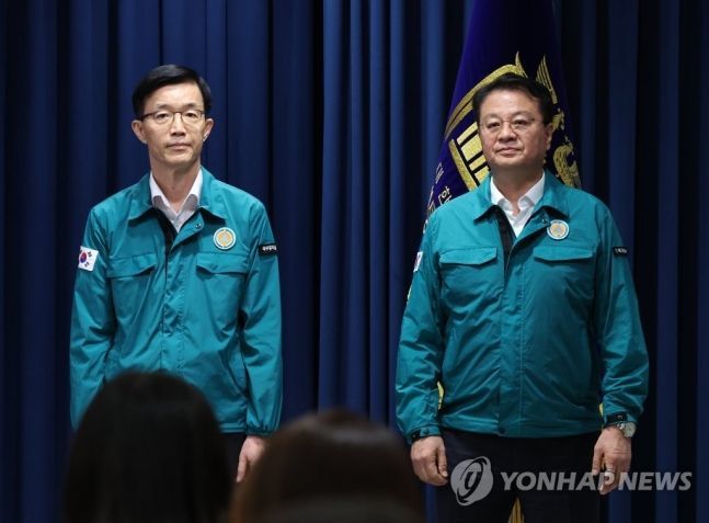 방문규 신임 산업통상자원부 장관 후보자(왼쪽)와 방기선 신임 국무조정실장 내정자가 22일 서울 용산 대통령실 청사 브리핑룸에서 열린 정무직 인선발표 브리핑에 참석하고 있다. [사진출처=연합뉴스]