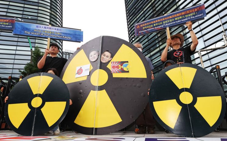 22일 오후 서울 종로구 일본대사관 앞에서 환경보건시민센터와 환경운동연합이 연 '일본 정부 후쿠시마 원전 오염수 방류 결정 규탄 기자회견'에서 참가자들이 손팻말을 들고 있다. 사진제공=연합뉴스