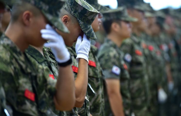 전우의 영결식에서 눈물 흘리는 해병 [이미지출처=연합뉴스]