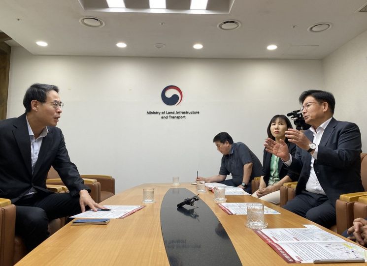 박강수 마포구청장(오른쪽)이 22일 오후 강희업 국토교통부 대도시권광역교통위원회 위원장을 만나 디지털미디어시티역 추가 설치를 거듭 촉구했다.