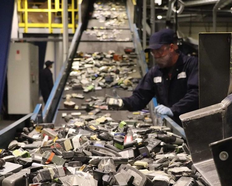 북미 최대 배터리 재활용업체 라이사이클의 한 직원이 작업하는 모습 [사진출처=라이사이클]