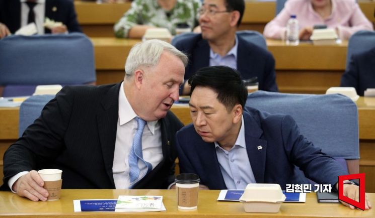 김기현 국민의힘 대표와 인요한 연세대 의대 교수가 8월 23일 국회에서 열린 공부모임 '국민공감' 행사에서 인사하고 있다. 사진=김현민 기자 kimhyun81@