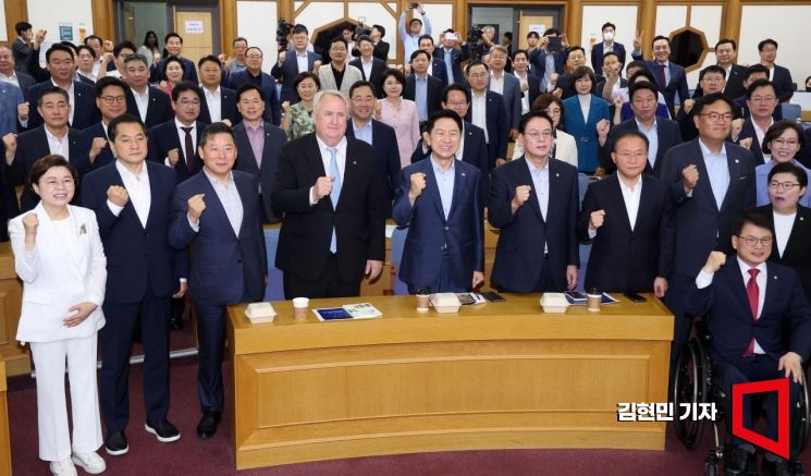 8월 23일 국회에서 열린 국민의힘 공부모임 '국민공감' 행사에서 김기현 대표와 윤재옥 원내대표, 초청 강사인 인요한 연세대 의대 교수 등이 기념촬영을 하고 있다. 사진=김현민 기자 kimhyun81@