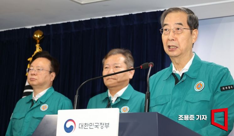 한덕수 국무총리가 23일 오전 서울정부청사에서 '이상동기 범죄 재발 방지'를 위한 담화문을 발표하고 있다. 담화문에는 이상민 행정안전부장관, 한동훈 법무부장관, 조규홍 복지부장관, 윤희근 경찰청장이 배석했다. 사진=조용준 기자 jun21@