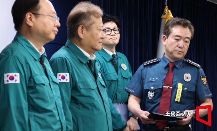 윤희근 경찰청장이 23일 오전 서울정부청사에서 '이상동기 범죄 재발 방지'를 위한 담화문을 발표에서 기자들의 질문에 답하고 있다. 사진=조용준 기자 jun21@