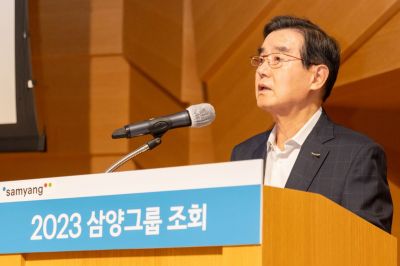 김윤 삼양그룹 회장이 23일 판교 삼양디스커버리센터에서 조회를 개최해 상반기 경영 성과와 하반기 방향에 대해 직원들에게 설명하고 있다.[사진제공=삼양그룹]