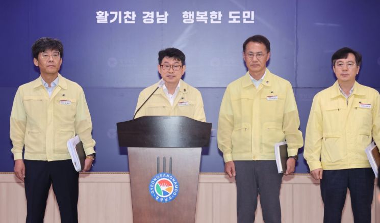 김제홍 경남도 해양수산국장이 일본 원전 오염수 해양 방류에 따른 향후 대책을 발표하고 있다. [사진제공=경남도청]