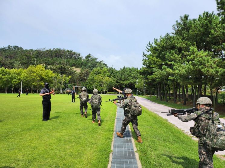 지난 22일 인천공항 북서측과 인재개발원 일대에서 진행된 "드론테러 대응훈련"에서 민군경 합동 경계 및 조종자수색을 실시하고 있다. [사진제공=인천국제공항공사]