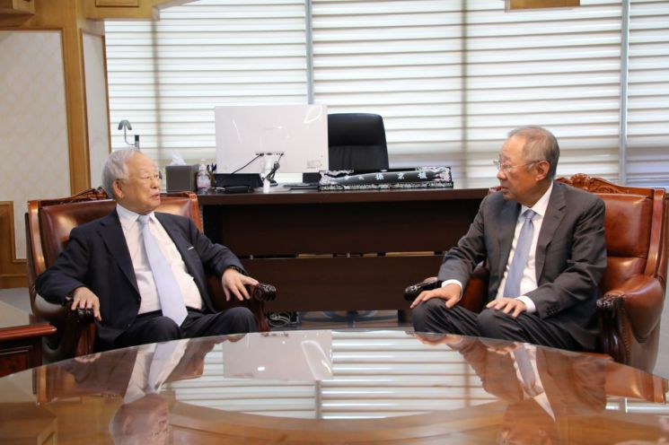 류진 신임 전국경제인연합회 회장(오른쪽)과 손경식 경총 회장(왼쪽)이 23일 서울 마포구 한국경영자총협회회관에서 만나 대화를 나누고 있다. [사진제공=한국경영자총협회]