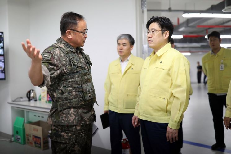 오병권 경기도 행정1부지사가 23일 6년만에 재개된 민방위훈련 현장을 점검하고 있다.