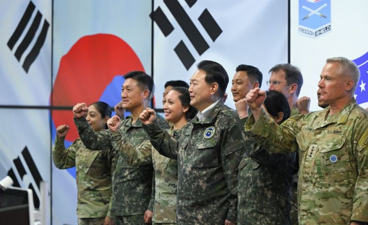 윤석열 대통령이 23일 한미연합사 전시지휘소(CP TANGO)를 방문해 '을지 자유의 방패(UFS, Ulchi Freedom Shied) 연습상황을 점검한 뒤 폴 러캐머라 한미연합사령관 등과 기념촬영을 하고 있다. [이미지출처=연합뉴스]