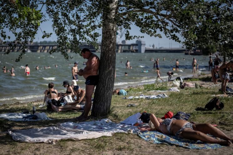 우크라이나 자포리자주(州) 시민들이 6일(현지시간) 드니프로강에서 더위를 식히고 있다. 최근 우크라이나에는 40도를 넘나드는 폭염이 이어지고 있다. [이미지출처=연합뉴스]