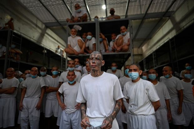엘살바도르 갱단 조직원들이 수감되어 있는 테러범 수용센터 내부 모습[사진출처=AFP 연합뉴스]