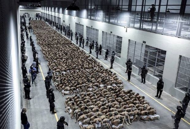 엘살바도르 갱단 조직원들이 수감되어 있는 테러범 수용센터 내부 모습[사진출처=AFP 연합뉴스]